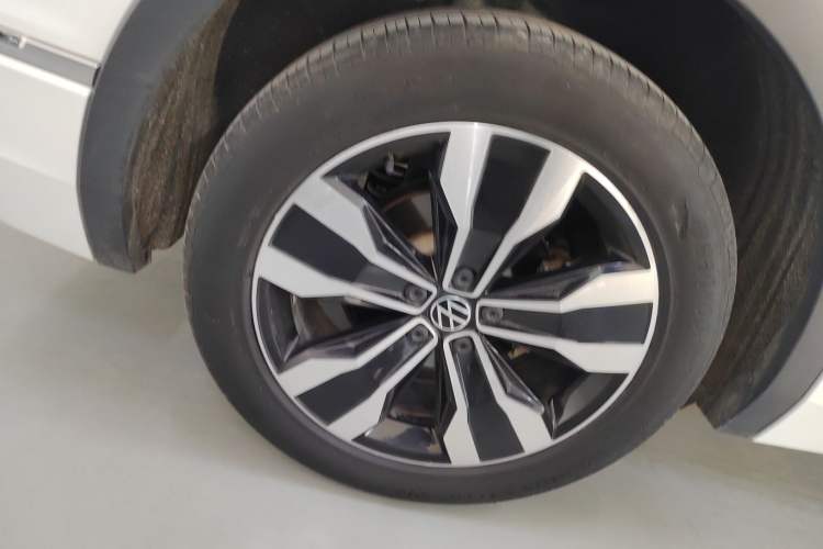 Used Volkswagen Tiguan L 2023 Restyled 330TSI Automatic Two-Wheel Drive R-Line Enhanced Comfort Version Exterior 5