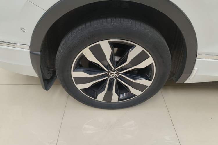 Used Volkswagen Tiguan L 2023 330TSI Automatic Two-Wheel Drive R-Line Flagship Edition Exterior 5