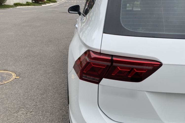 Used Volkswagen Tiguan L 2023 380TSI Automatic All-Wheel Drive R-Line Enhanced 7-Seater Exterior 9