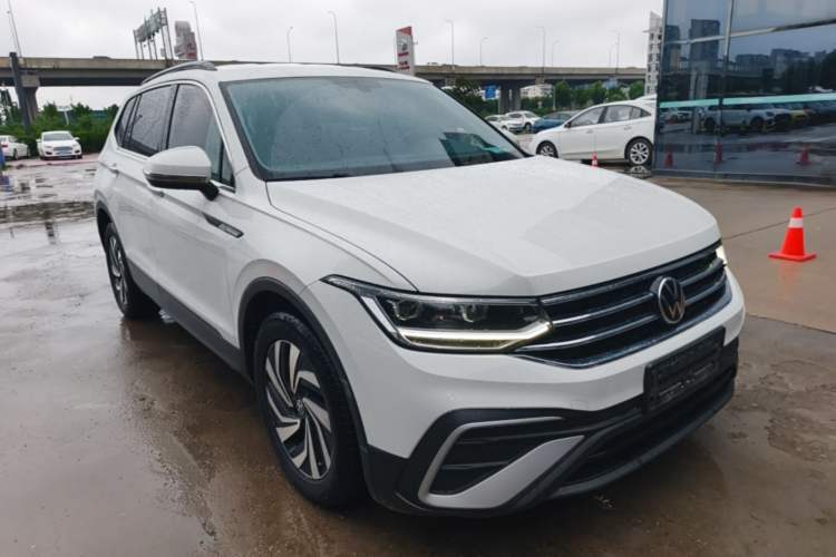 Used Volkswagen Tiguan L 2023 330TSI Automatic Two-Wheel Drive Comfort Edition Front Right 45 Deg
