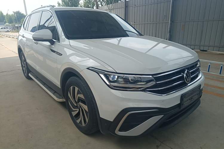 Used Volkswagen Tiguan L 2023 330TSI Automatic Two-Wheel Drive Smart Edition Front Right 45 Deg