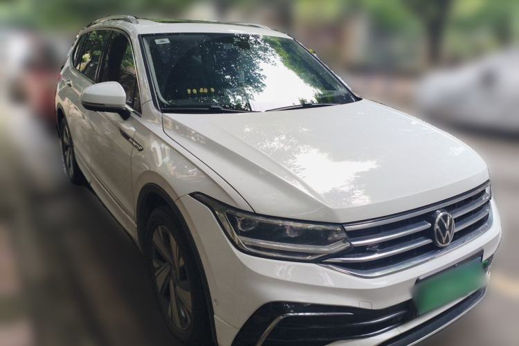 Used Volkswagen Tiguan L 2023 Restyled 330TSI Automatic Two-Wheel Drive R-Line Enhanced Comfort Version Front Right 45 Deg