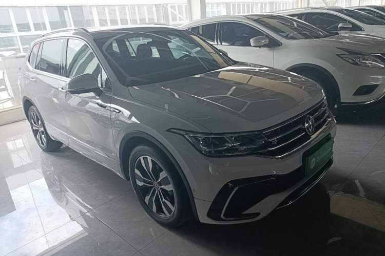 Used Volkswagen Tiguan L 2023 Restyled 330TSI Automatic Two-Wheel Drive R-Line Flagship Edition Front Right 45 Deg