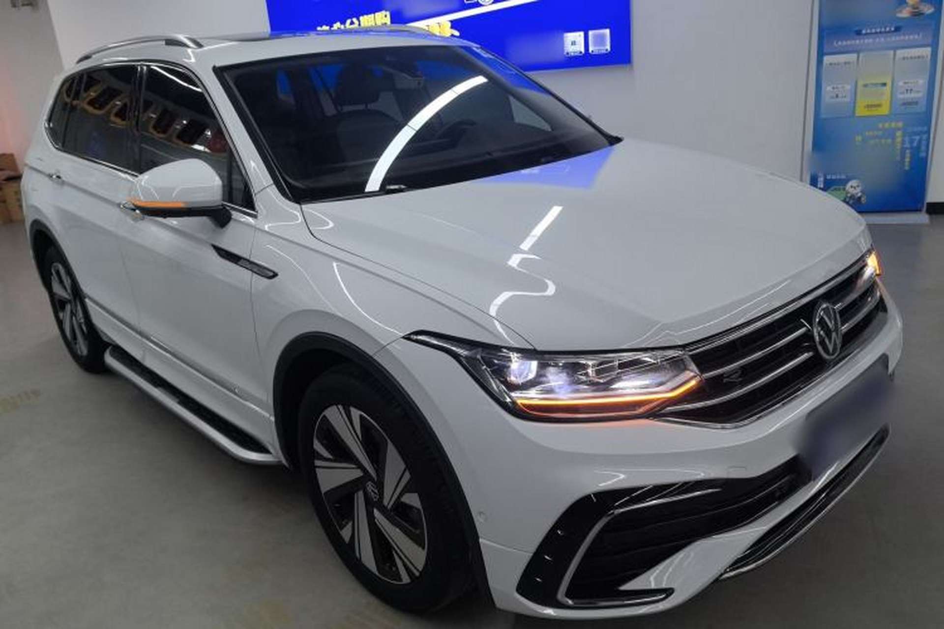 Used Volkswagen Tiguan L 2023 Restyled 330TSI Automatic Two-Wheel Drive R-Line Enhanced Comfort Version Front Right 45 Deg