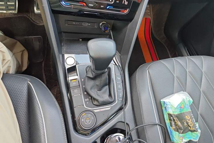 Used Volkswagen Tiguan L 2023 380TSI Automatic All-Wheel Drive R-Line Enhanced 7-Seater Gear Lever