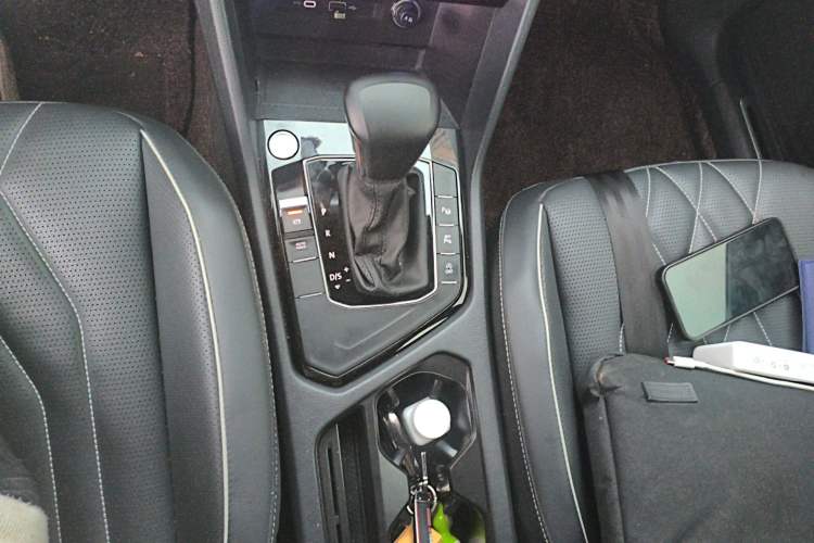 Used Volkswagen Tiguan L 2023 Restyled 330TSI Automatic Two-Wheel Drive R-Line Enhanced Comfort Version Gear Lever
