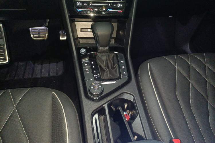 Used Volkswagen Tiguan L 2023 Facelifted 380TSI Automatic All-Wheel Drive R-Line Plus Version 7-Seater Gear Lever