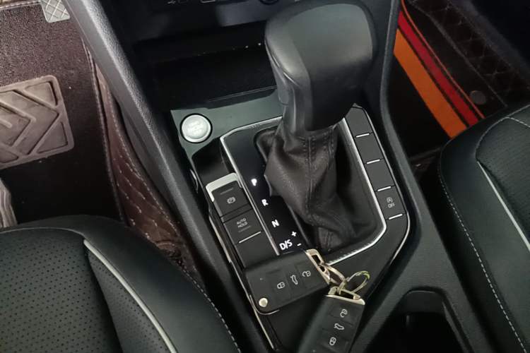 Used Volkswagen Tiguan L 2023 Revised Version 330TSI Automatic Two-Wheel Drive Smart Enjoyment Edition Gear Lever