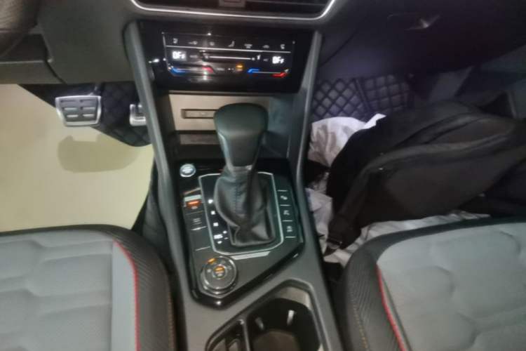 Used Volkswagen Tiguan L 2023 Facelift 380TSI Automatic All-Wheel Drive R-Line Flagship 7-Seater Gear Lever
