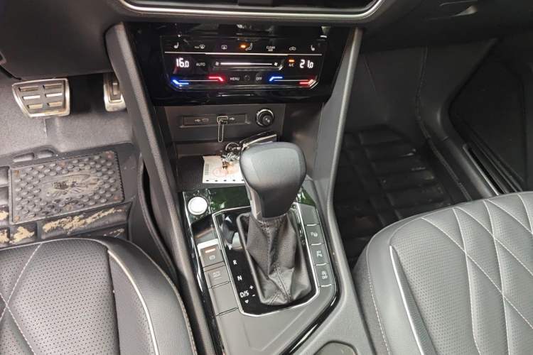 Used Volkswagen Tiguan L 2023 Restyled 330TSI Automatic Two-Wheel Drive R-Line Enhanced Comfort Version Gear Lever