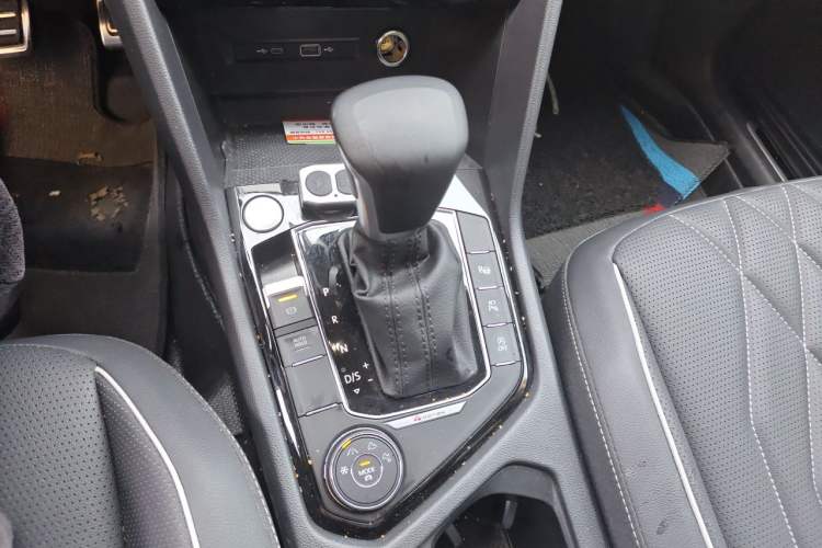 Used Volkswagen Tiguan L 2023 Facelifted 380TSI Automatic All-Wheel Drive R-Line Plus Version 7-Seater Gear Lever