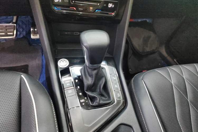 Used Volkswagen Tiguan L 2023 Restyled 330TSI Automatic Two-Wheel Drive R-Line Enhanced Comfort Version Gear Lever
