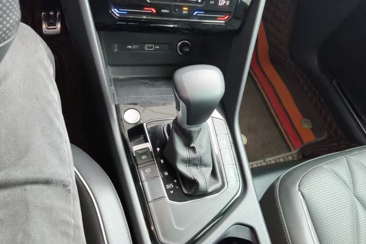 Used Volkswagen Tiguan L 2023 Restyled 330TSI Automatic Two-Wheel Drive R-Line Enhanced Comfort Version Gear Lever