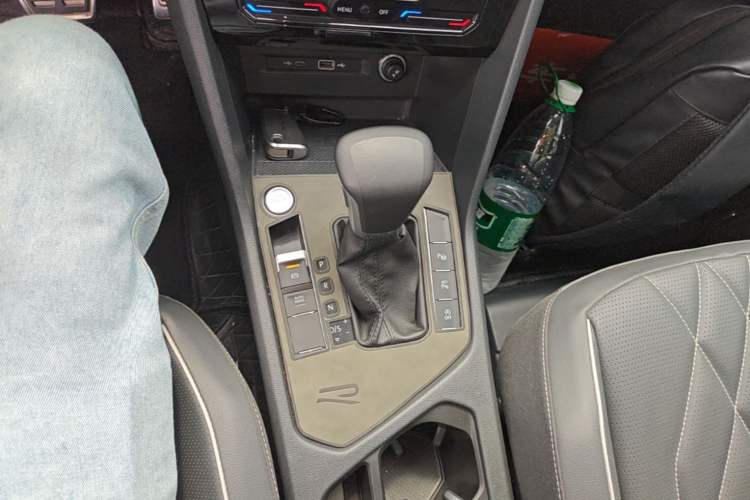 Used Volkswagen Tiguan L 2023 Restyled 330TSI Automatic Two-Wheel Drive R-Line Enhanced Comfort Version Gear Lever