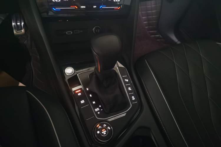 Used Volkswagen Tiguan L 2023 Facelifted 380TSI Automatic All-Wheel Drive R-Line Plus Version 7-Seater Gear Lever