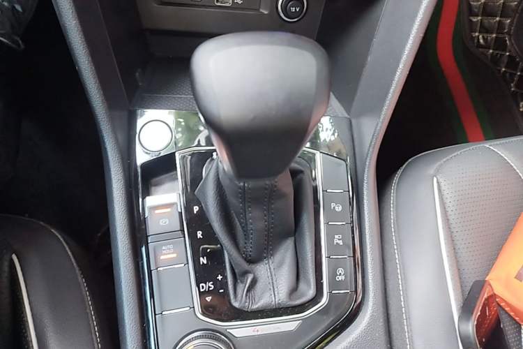 Used Volkswagen Tiguan L 2023 Facelifted 380TSI Automatic All-Wheel Drive R-Line Plus Version 7-Seater Gear Lever