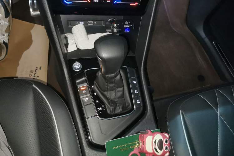 Used Volkswagen Tiguan L 2023 Restyled 330TSI Automatic Two-Wheel Drive R-Line Enhanced Comfort Version Gear Lever