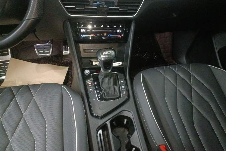 Used Volkswagen Tiguan L 2023 Restyled 330TSI Automatic Two-Wheel Drive R-Line Enhanced Comfort Version Gear Lever