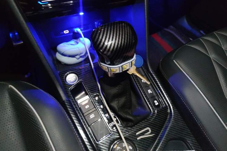 Used Volkswagen Tiguan L 2023 380TSI Automatic All-Wheel Drive R-Line Enhanced 7-Seater Gear Lever