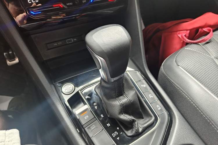 Used Volkswagen Tiguan L 2023 Restyled 330TSI Automatic Two-Wheel Drive R-Line Enhanced Comfort Version Gear Lever