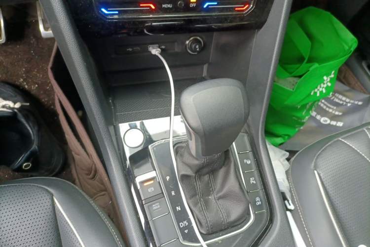 Used Volkswagen Tiguan L 2023 Restyled 330TSI Automatic Two-Wheel Drive R-Line Enhanced Comfort Version Gear Lever
