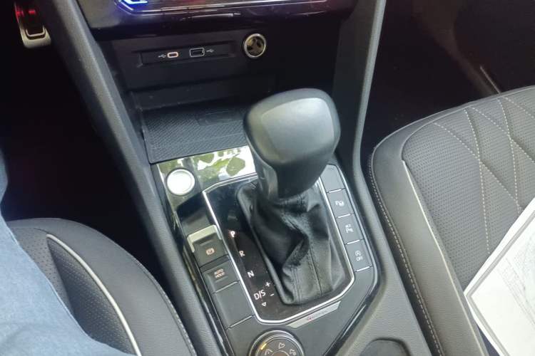 Used Volkswagen Tiguan L 2023 380TSI Automatic All-Wheel Drive R-Line Enhanced 7-Seater Gear Lever