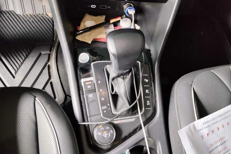 Used Volkswagen Tiguan L 2023 380TSI Automatic All-Wheel Drive R-Line Enhanced 7-Seater Gear Lever
