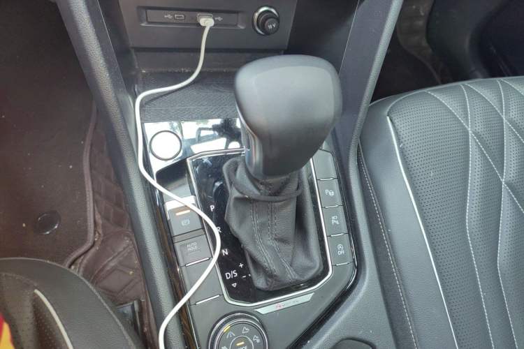 Used Volkswagen Tiguan L 2023 Facelifted 380TSI Automatic All-Wheel Drive R-Line Plus Version 7-Seater Gear Lever
