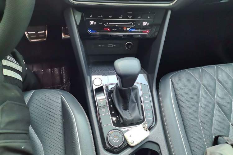 Used Volkswagen Tiguan L 2023 Facelifted 380TSI Automatic All-Wheel Drive R-Line Plus Version 7-Seater Gear Lever