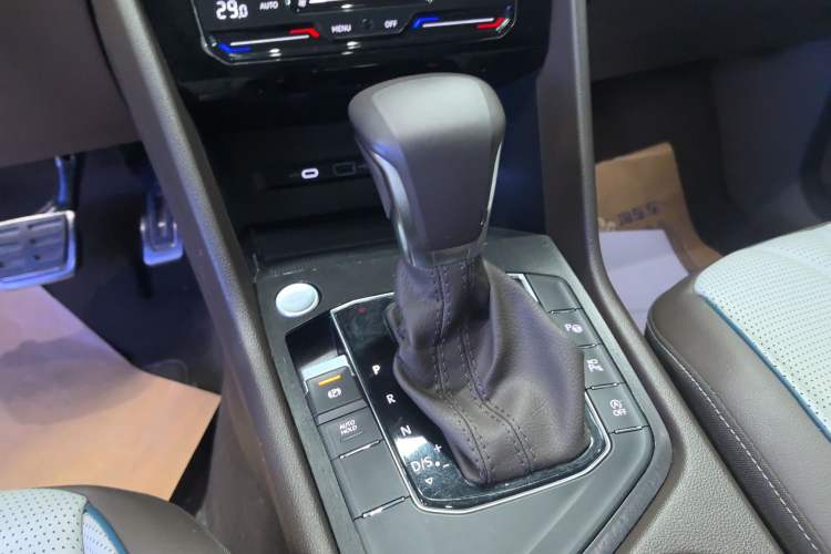 Used Volkswagen Tiguan L 2023 Restyled 330TSI Automatic Two-Wheel Drive R-Line Enhanced Comfort Version Gear Lever