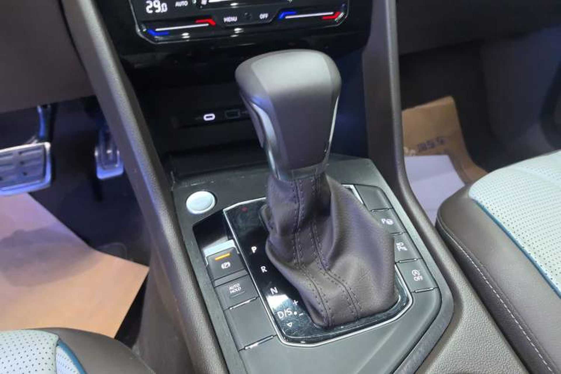 Used Volkswagen Tiguan L 2023 Restyled 330TSI Automatic Two-Wheel Drive R-Line Enhanced Comfort Version Gear Lever