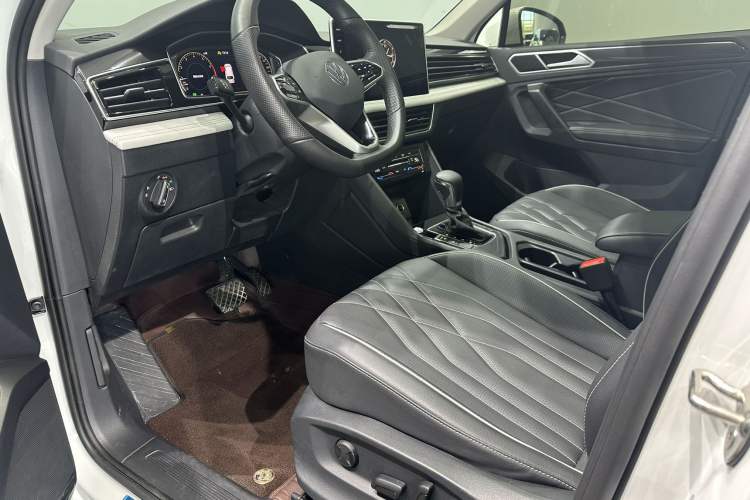 Used Volkswagen Tiguan L 2023 300TSI Automatic Two-Wheel Drive Smart Edition Interior 1