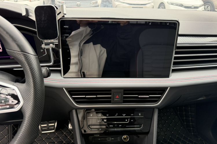 Used Volkswagen Tiguan L 2023 Facelift 380TSI Automatic All-Wheel Drive R-Line Flagship 7-Seater Interior 2