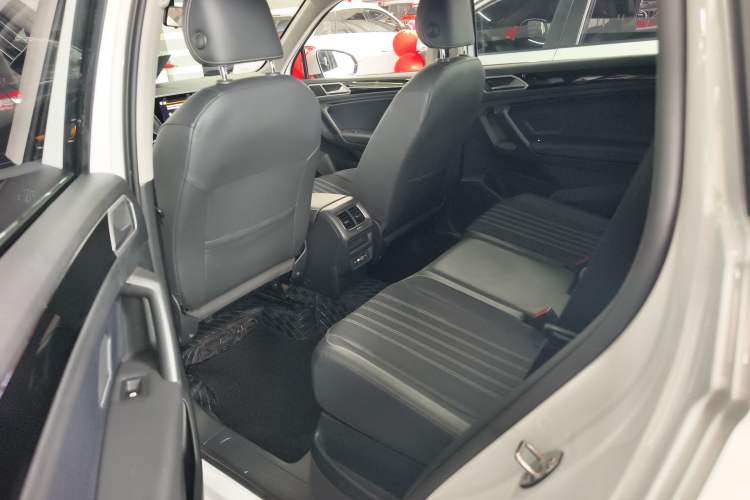 Used Volkswagen Tiguan L 2023 330TSI Automatic Two-Wheel Drive Comfort Edition Interior 2