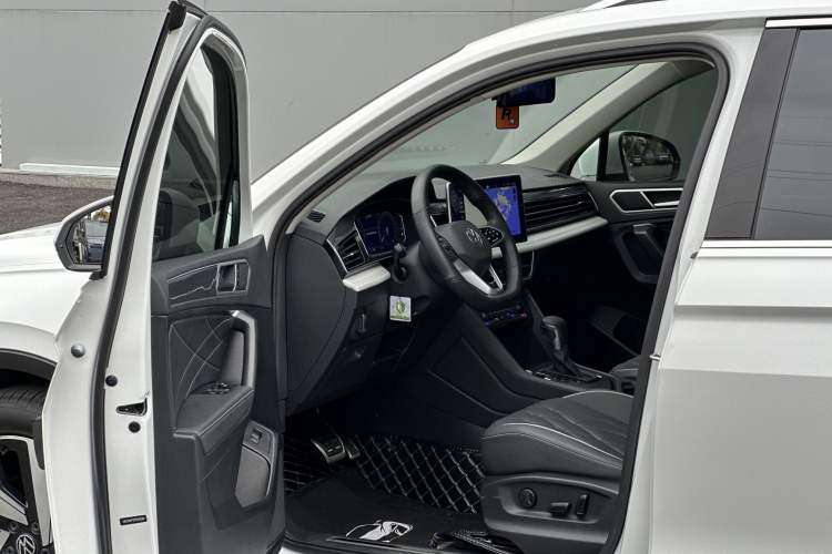 Used Volkswagen Tiguan L 2023 Restyled 330TSI Automatic Two-Wheel Drive R-Line Enhanced Comfort Version Interior 2