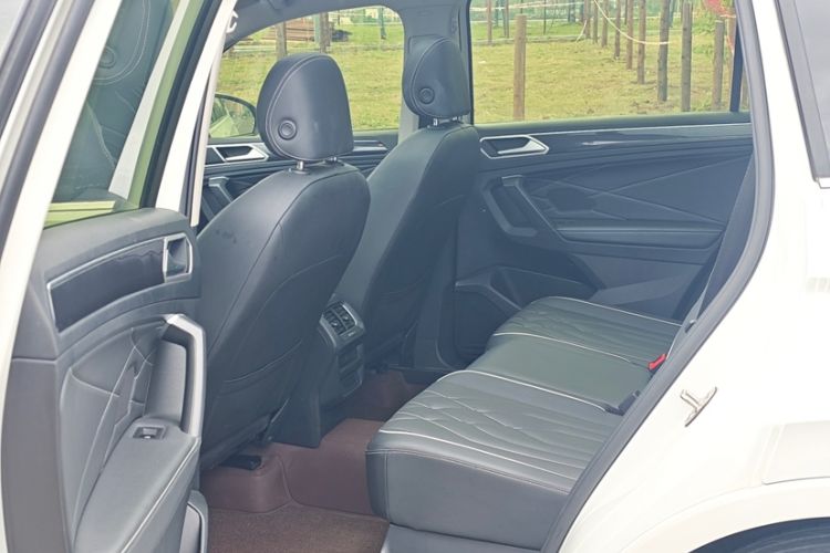 Used Volkswagen Tiguan L 2023 300TSI Automatic Two-Wheel Drive Smart Edition Interior 3