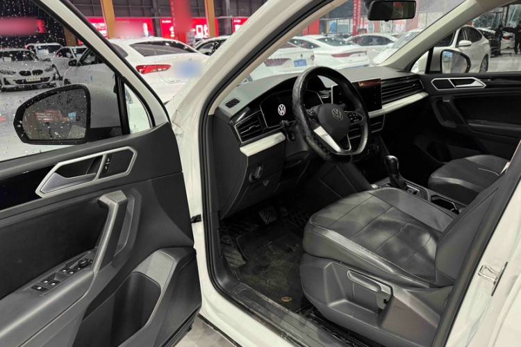 Used Volkswagen Tiguan L 2023 330TSI Automatic Two-Wheel Drive Comfort Edition Interior 3