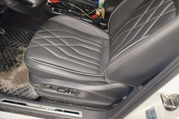 Used Volkswagen Tiguan L 2023 Restyled 330TSI Automatic Two-Wheel Drive R-Line Enhanced Comfort Version Interior 3