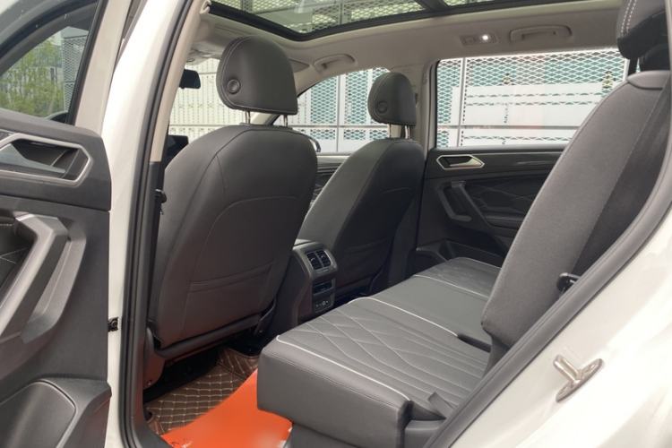 Used Volkswagen Tiguan L 2023 380TSI Automatic All-Wheel Drive R-Line Enhanced 7-Seater Interior 3