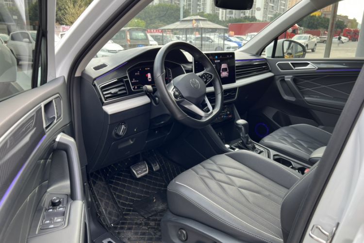 Used Volkswagen Tiguan L 2023 Restyled 330TSI Automatic Two-Wheel Drive R-Line Enhanced Comfort Version Interior 3