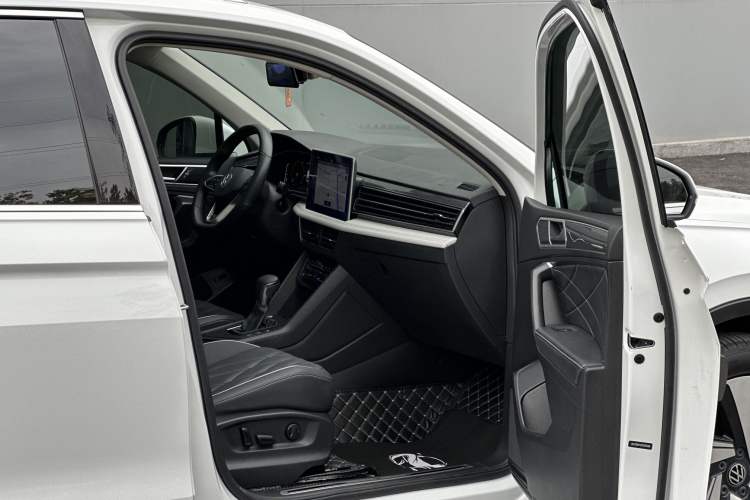 Used Volkswagen Tiguan L 2023 Restyled 330TSI Automatic Two-Wheel Drive R-Line Enhanced Comfort Version Interior 3
