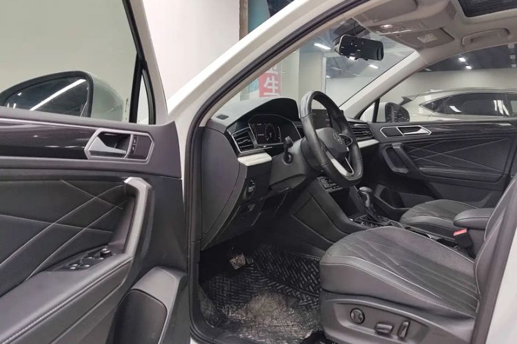 Used Volkswagen Tiguan L 2023 280TSI Automatic Two-Wheel Drive Trendy Innovation Limited Edition Interior 4