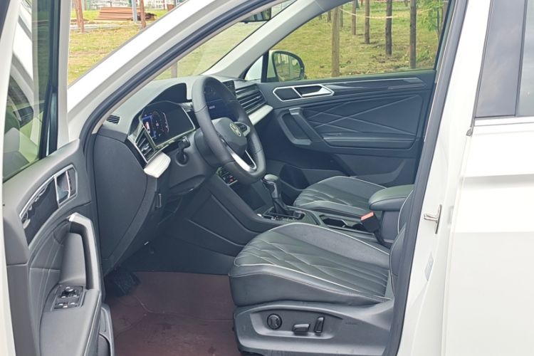 Used Volkswagen Tiguan L 2023 300TSI Automatic Two-Wheel Drive Smart Edition Interior 4