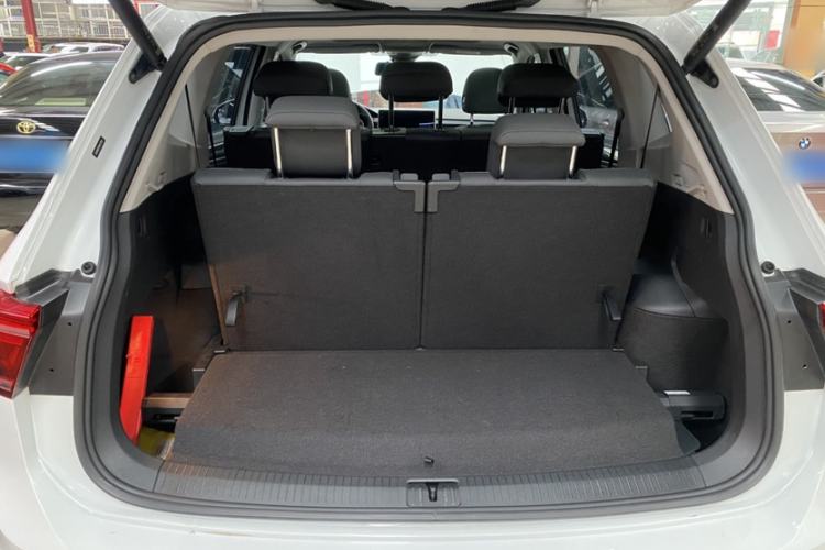 Used Volkswagen Tiguan L 2023 380TSI Automatic All-Wheel Drive R-Line Enhanced 7-Seater Interior 4
