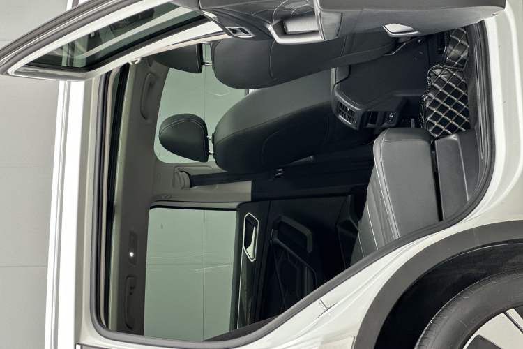 Used Volkswagen Tiguan L 2023 Restyled 330TSI Automatic Two-Wheel Drive R-Line Enhanced Comfort Version Interior 5