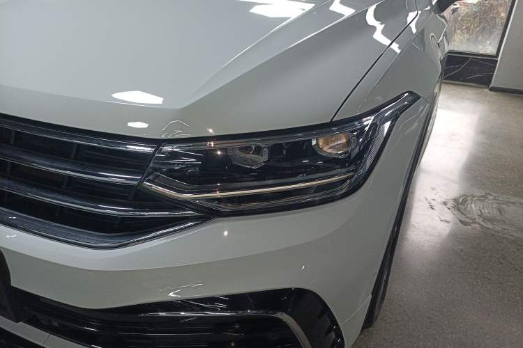 Used Volkswagen Tiguan L 2023 Facelifted 380TSI Automatic All-Wheel Drive R-Line Plus Version 7-Seater Left Front Headlight