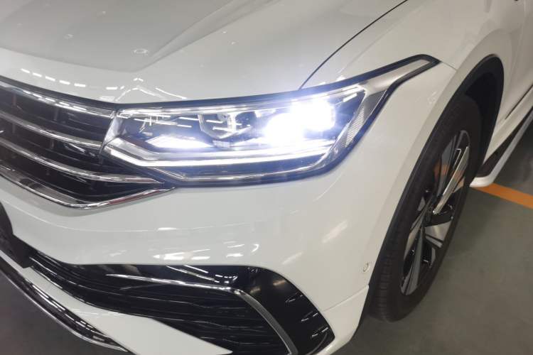 Used Volkswagen Tiguan L 2023 Facelifted 380TSI Automatic All-Wheel Drive R-Line Plus Version 7-Seater Left Front Headlight