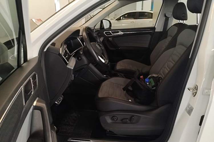Used Volkswagen Tiguan L 2023 330TSI Automatic Two-Wheel Drive R-Line Enjoyment Edition Left Front Seat
