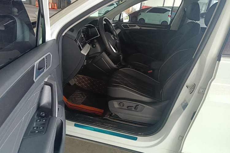Used Volkswagen Tiguan L 2023 Revised Version 330TSI Automatic Two-Wheel Drive Smart Enjoyment Edition Left Front Seat