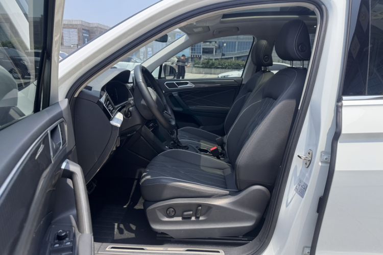 Used Volkswagen Tiguan L 2023 330TSI Automatic Two-Wheel Drive R-Line Enjoyment Edition Left Front Seat